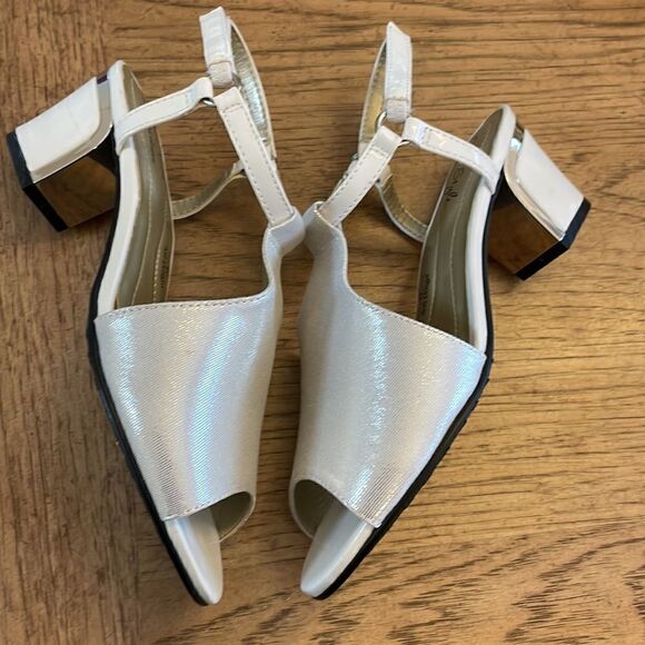 SOFT STYLE.  WHITE SPARKLE SANDALS.  NEW. - Picture 3 of 11